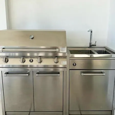 Luxurious 3 Bed Garden Higueron West Apartment