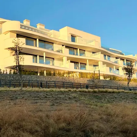 Luxurious 3 Bed Garden Higueron West
