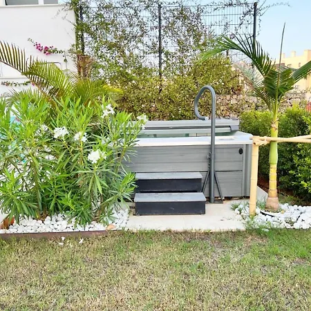 Apartment Luxurious 3 Bed Garden Higueron West